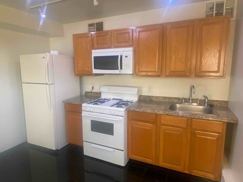 420 Pacific Ave #B - Photo 2 of 9