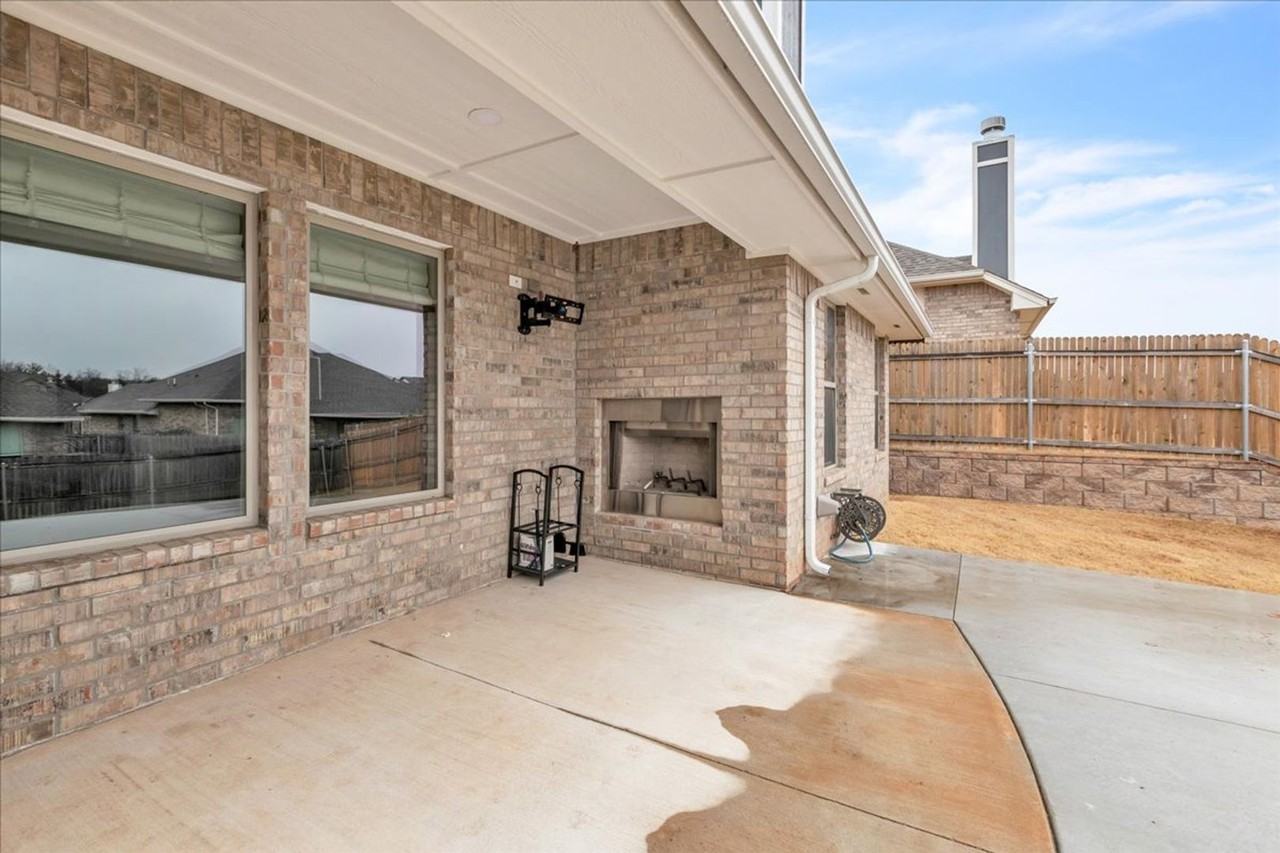 5316 Lannister Ln - Photo 6 of 32
