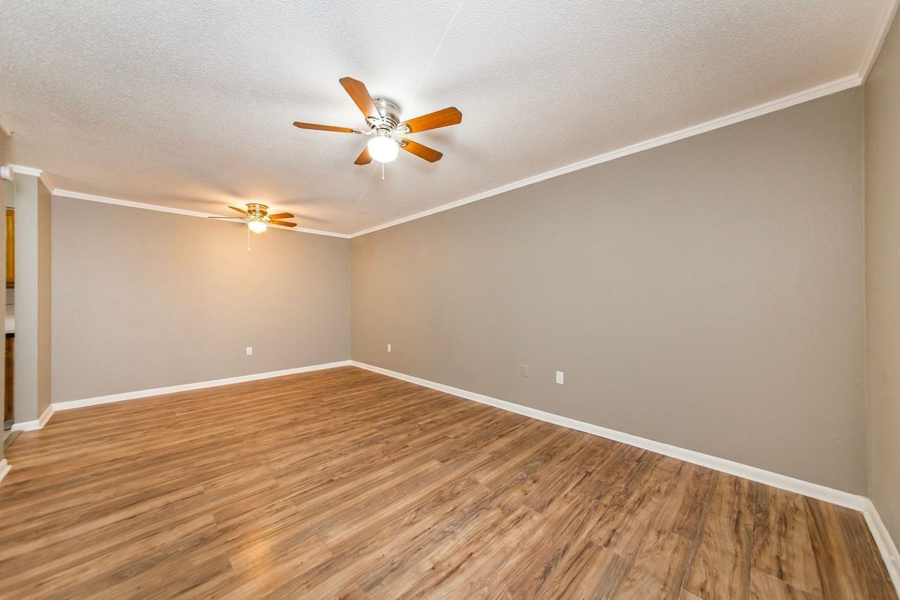 404 N Lincoln St - Photo 2 of 14