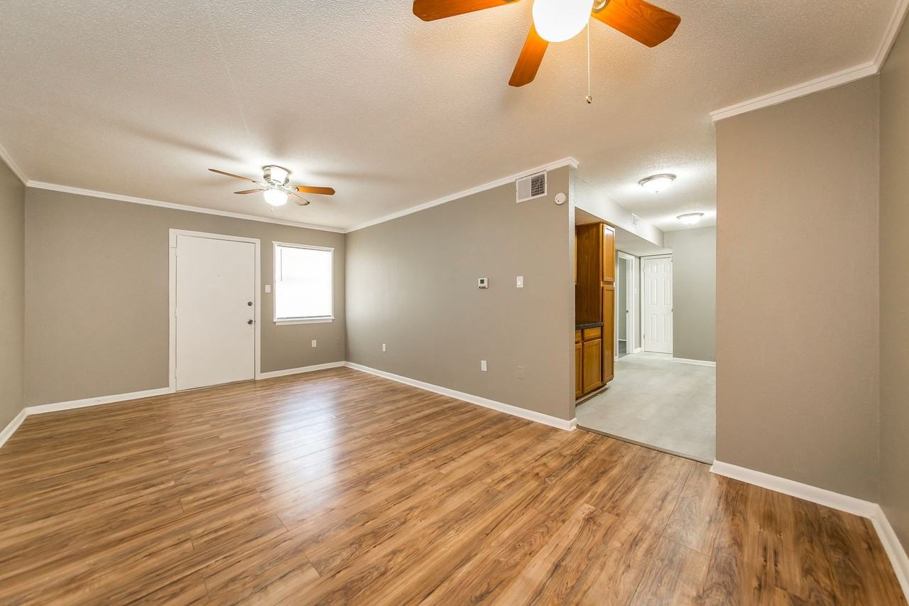 404 N Lincoln St - Photo 3 of 14