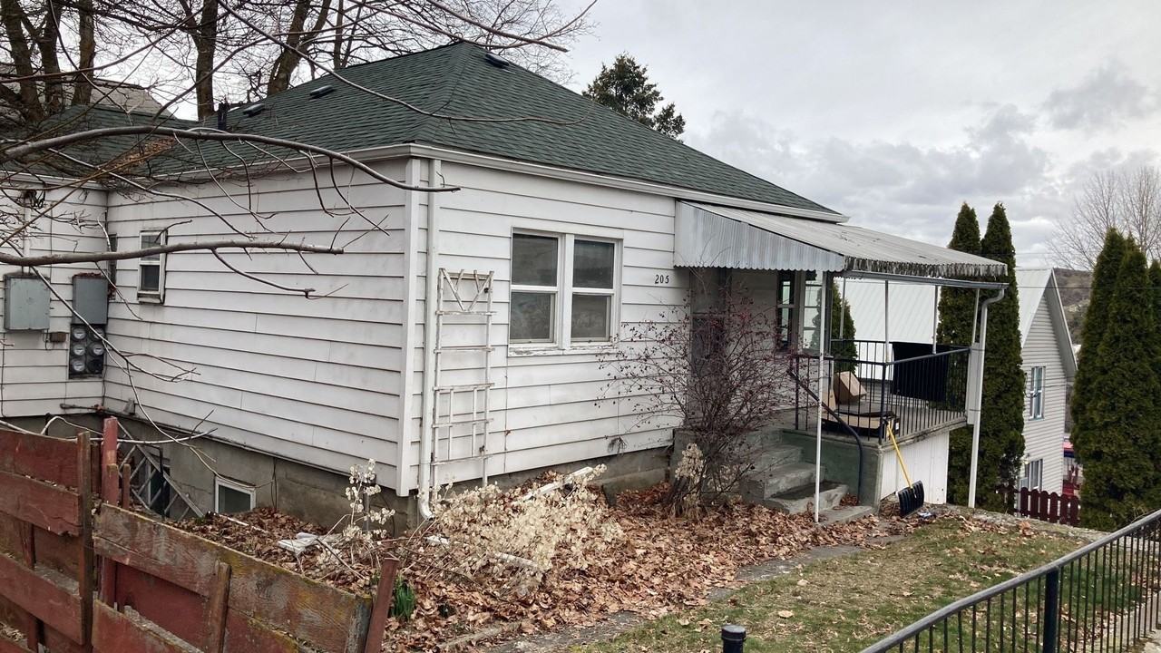 205 NE Whitman St. - Photo 2 of 10