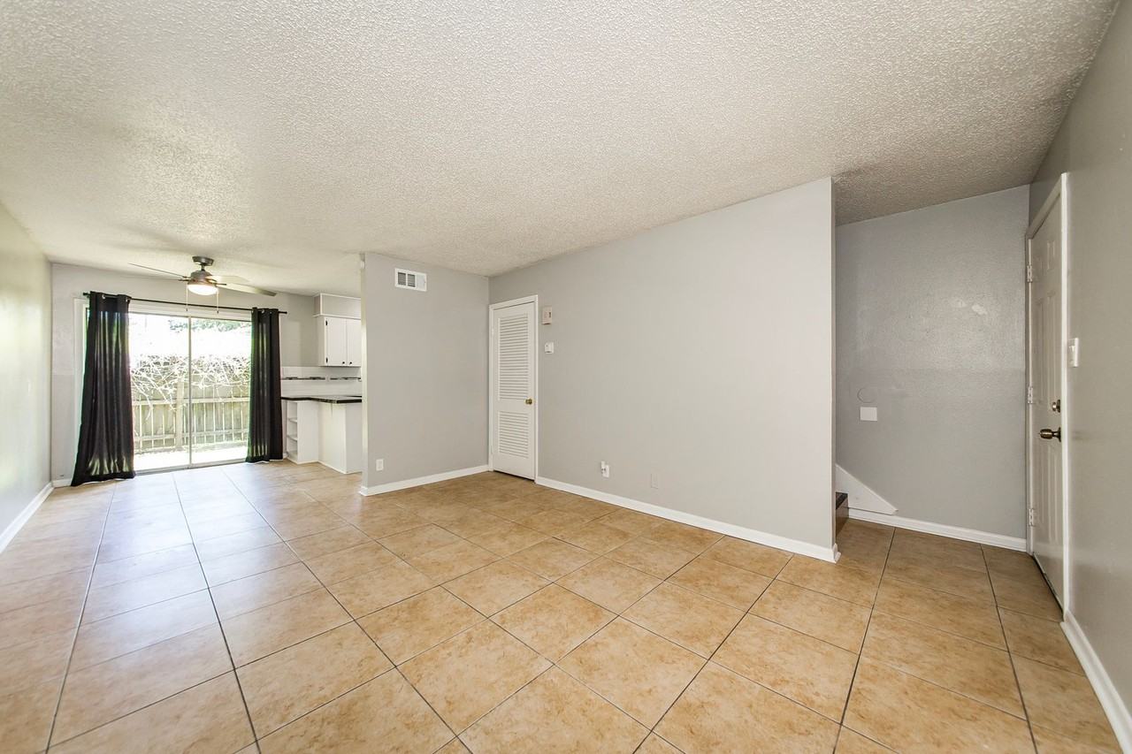 412 E 3rd St - Photo 3 of 19