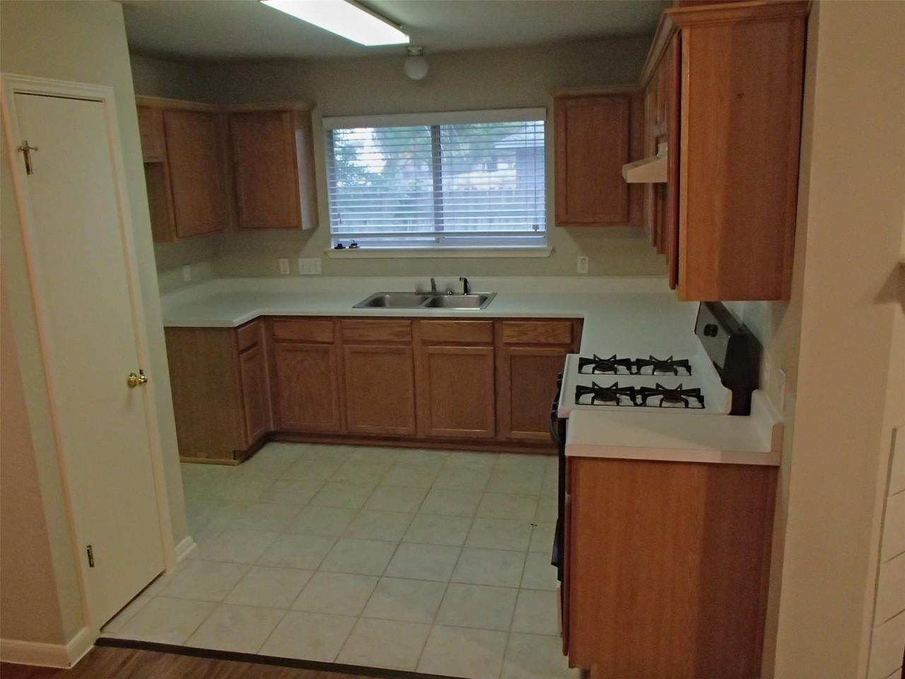 220 Juniper Dr - Photo 4 of 11