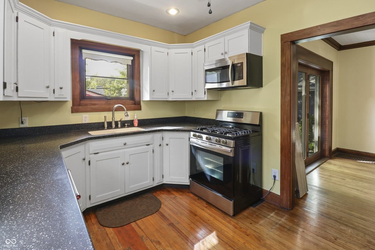270 N Maple St - Photo 3 of 23