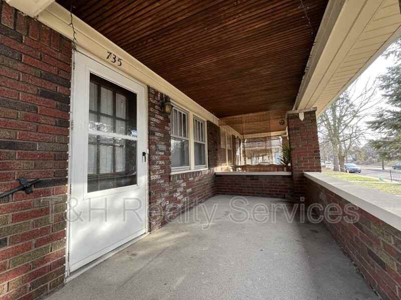 735 N Bancroft St - Photo 3 of 15