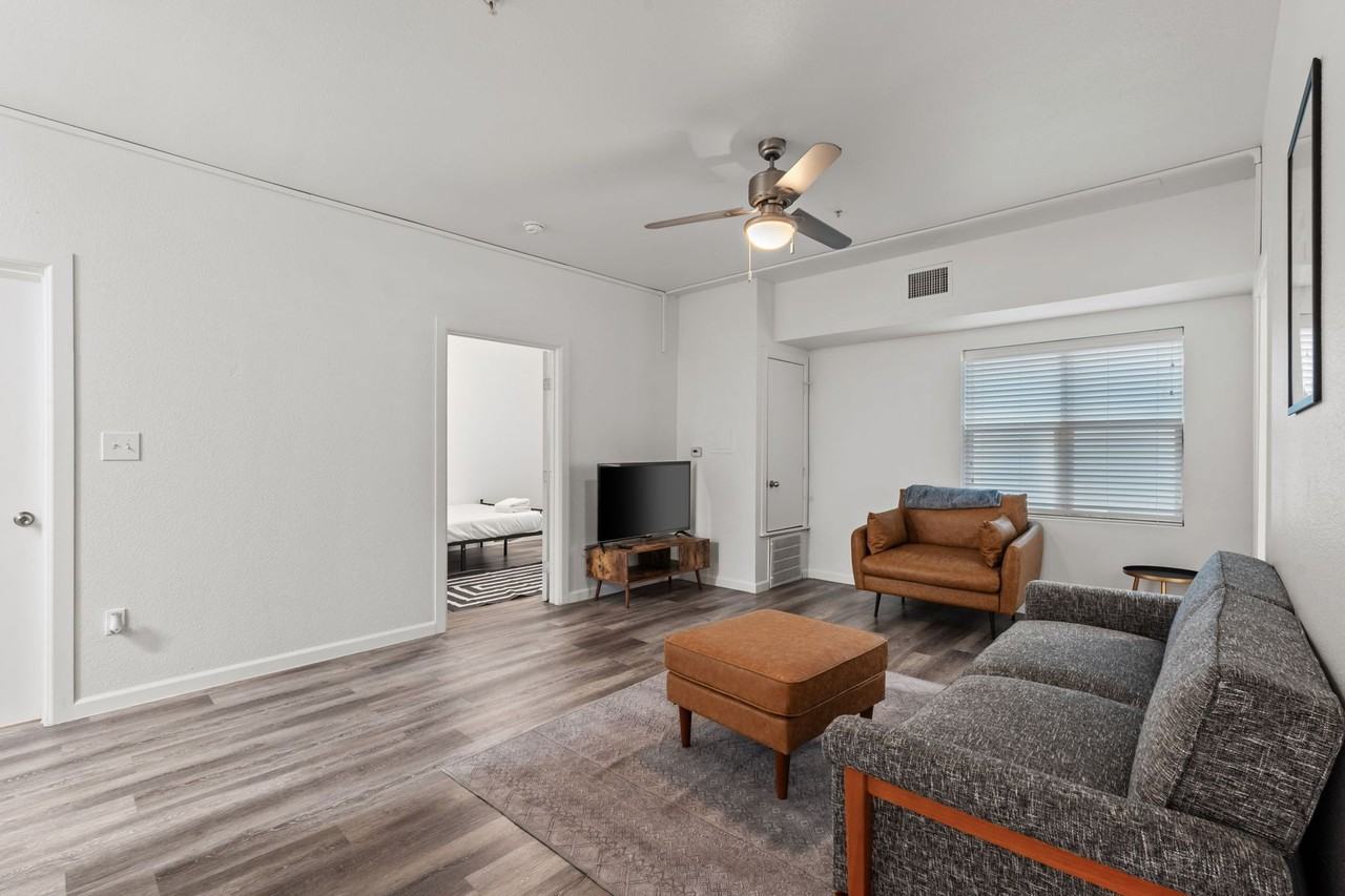 Avon @ 22nd - Photo 2 of 50