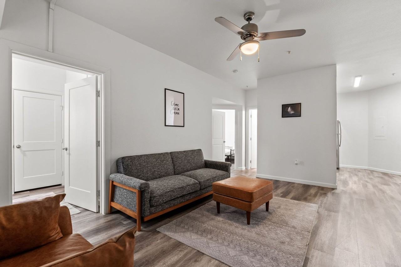 Avon @ 22nd - Photo 4 of 50