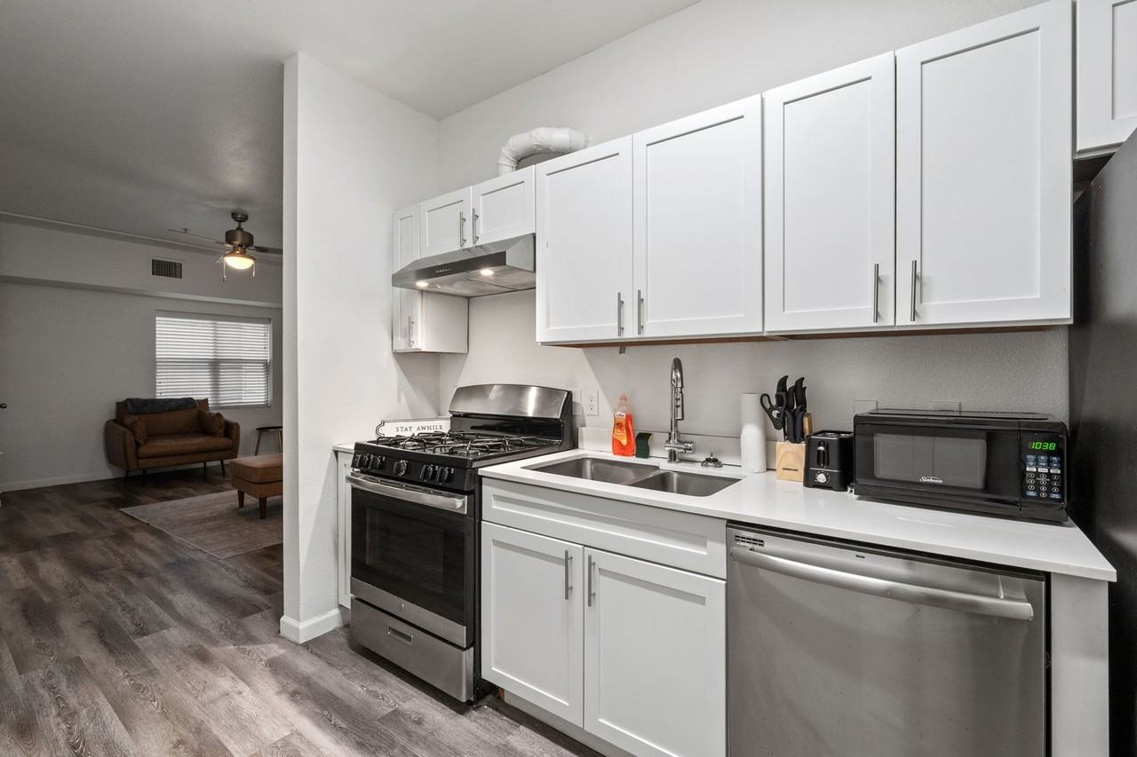 Avon @ 22nd - Photo 5 of 50