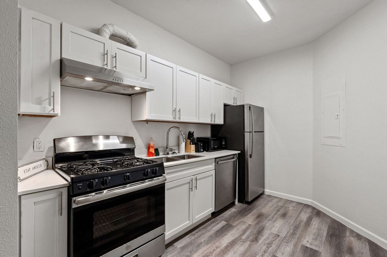 Avon @ 22nd - Photo 6 of 50