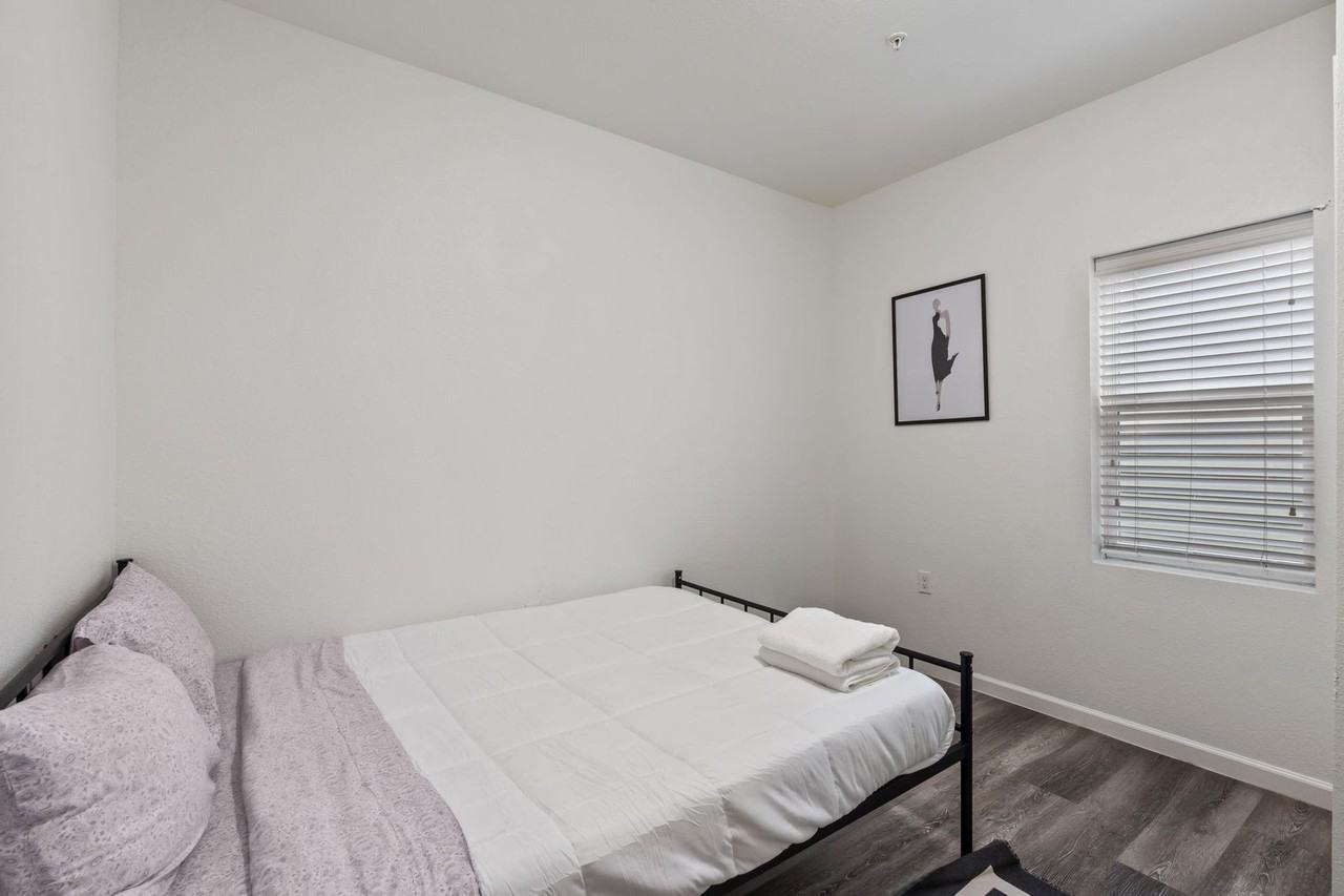 Avon @ 22nd - Photo 7 of 50