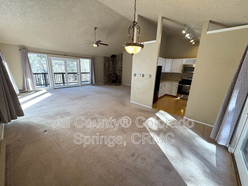 931 Kings Crown Rd - Photo 4 of 33