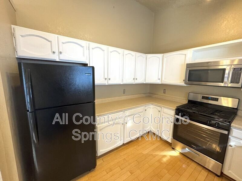 931 Kings Crown Rd - Photo 6 of 33