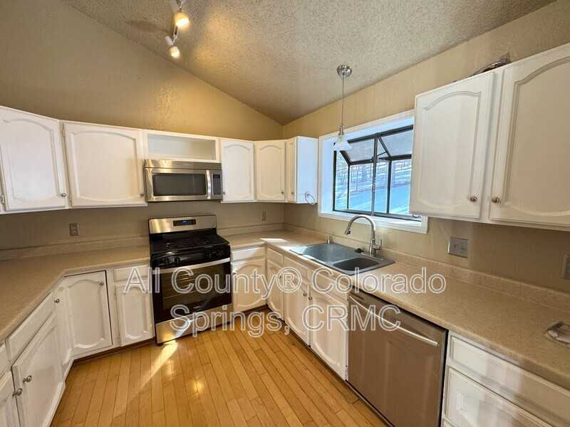 931 Kings Crown Rd - Photo 5 of 33