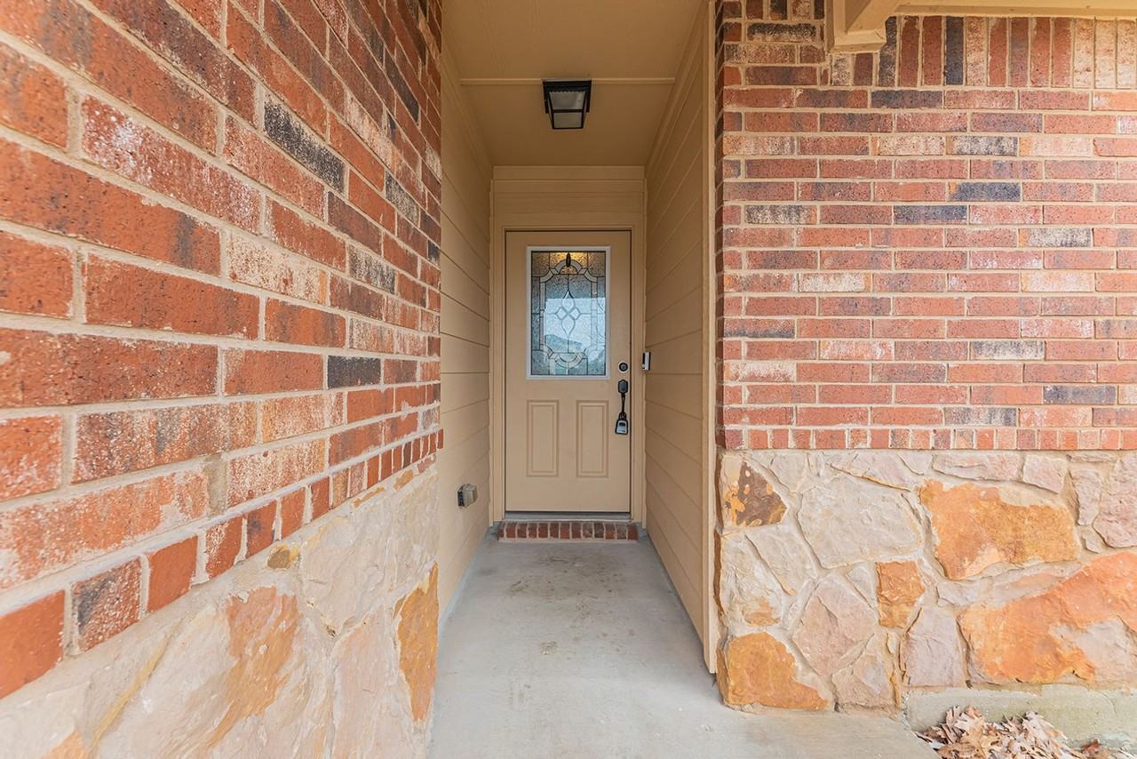 5001 Bridgewood Dr - Photo 2 of 36