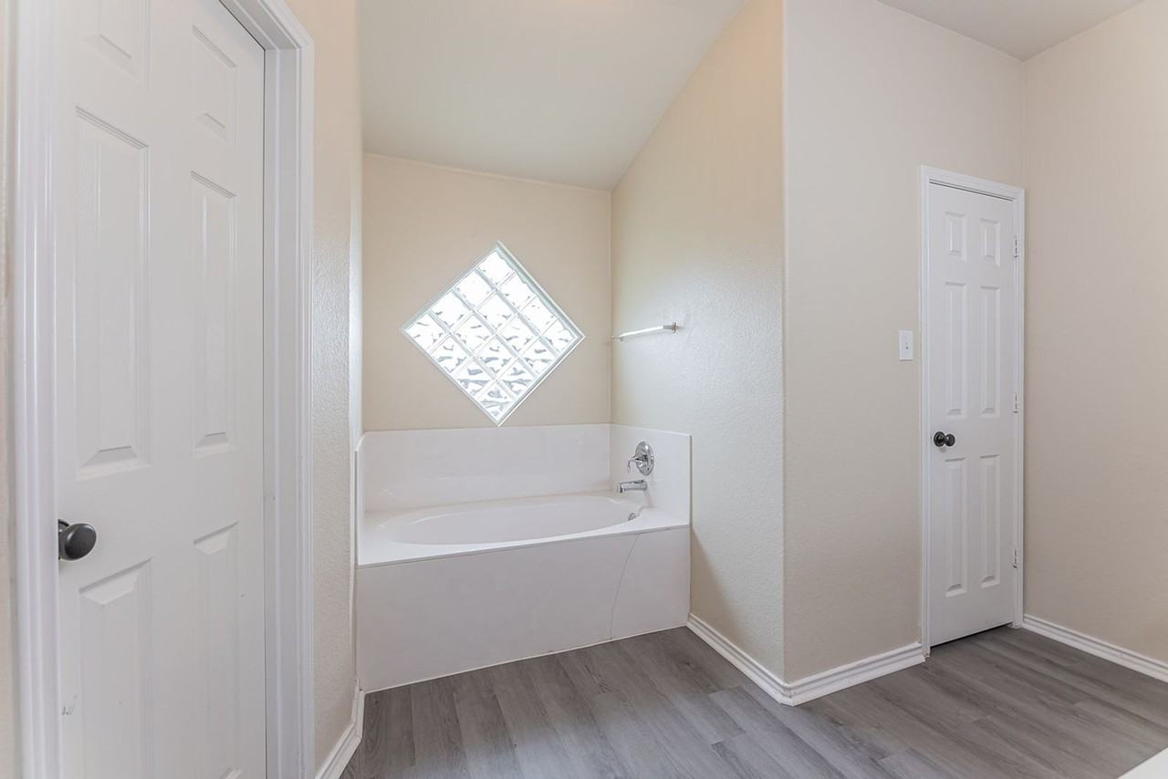 5001 Bridgewood Dr - Photo 5 of 36