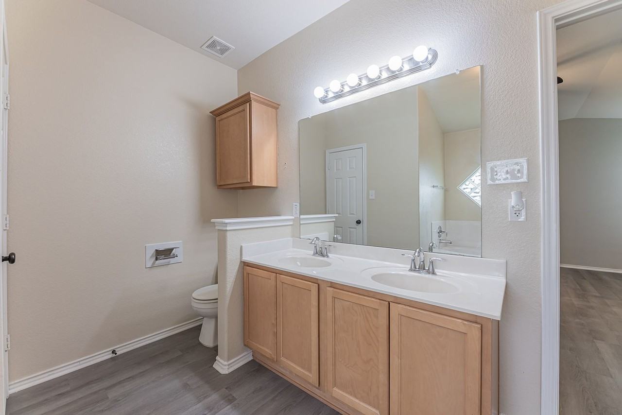 5001 Bridgewood Dr - Photo 6 of 36