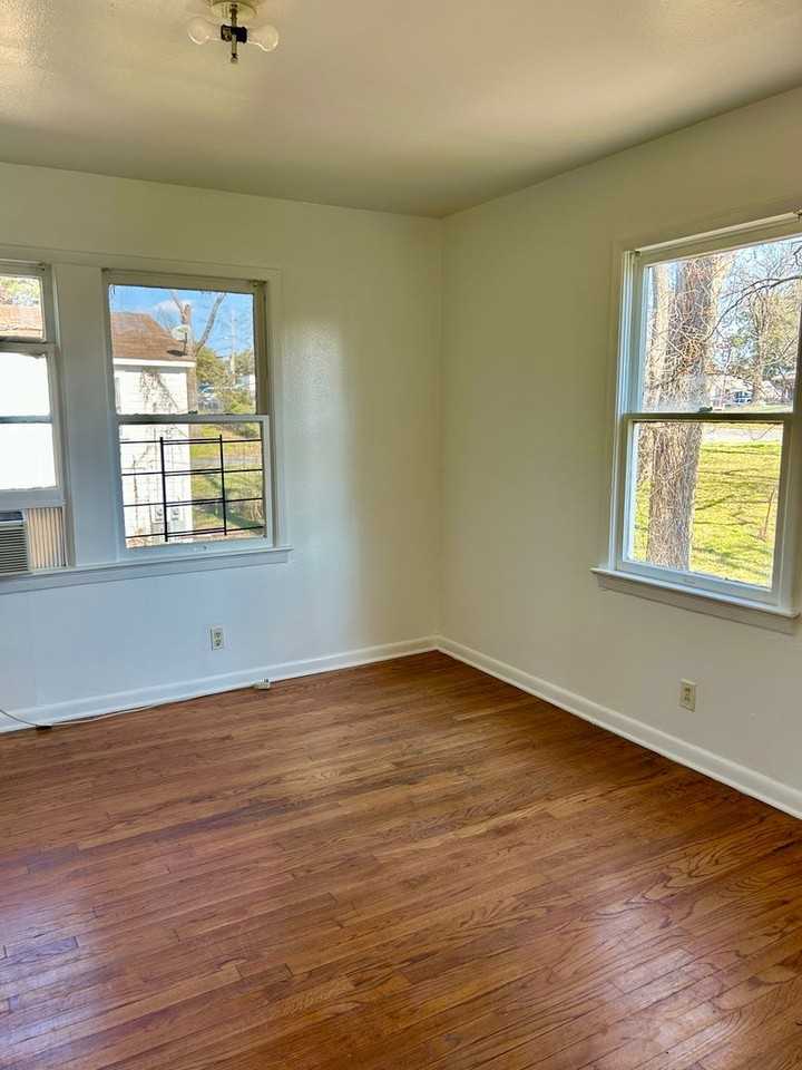 819 1/2 Boulevard St - Photo 4 of 5