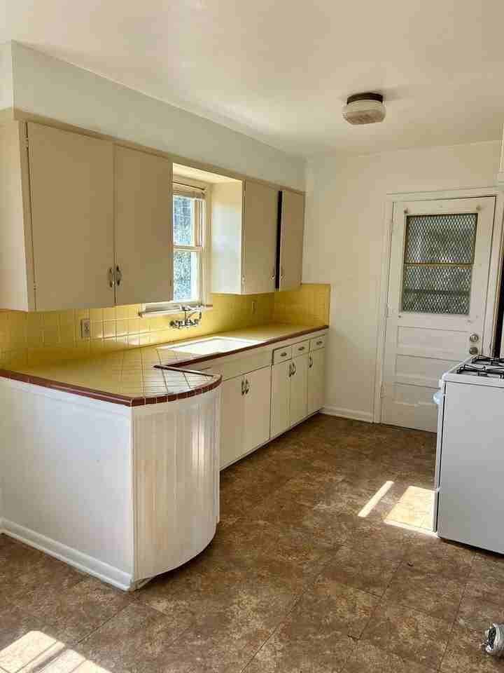 819 1/2 Boulevard St - Photo 5 of 5