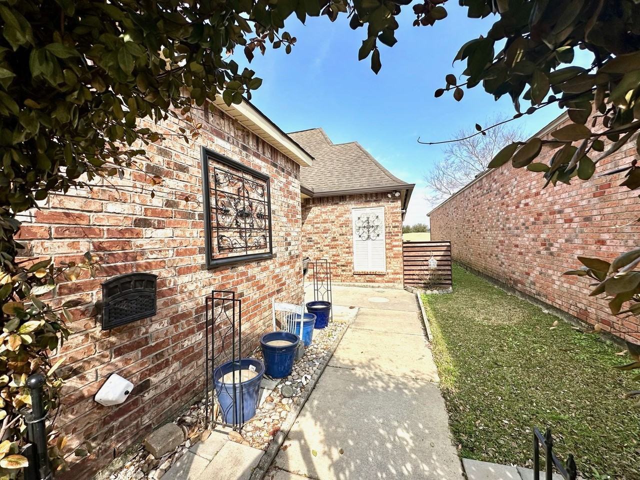 5379 Courtyard Dr - Photo 2 of 18