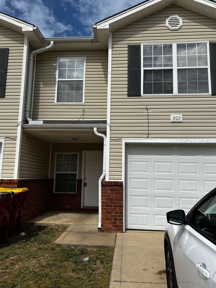 202 Johnson Ct - Photo 2 of 16