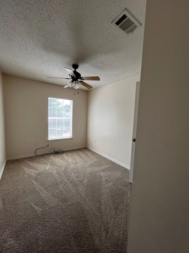 202 Johnson Ct - Photo 4 of 16