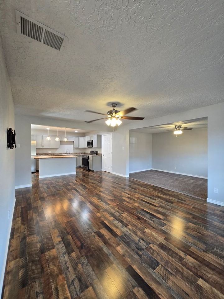 309 W Plaza Dr - Photo 2 of 16