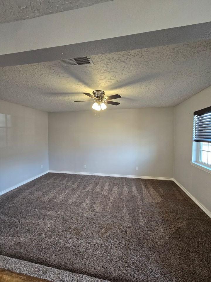 309 W Plaza Dr - Photo 3 of 16