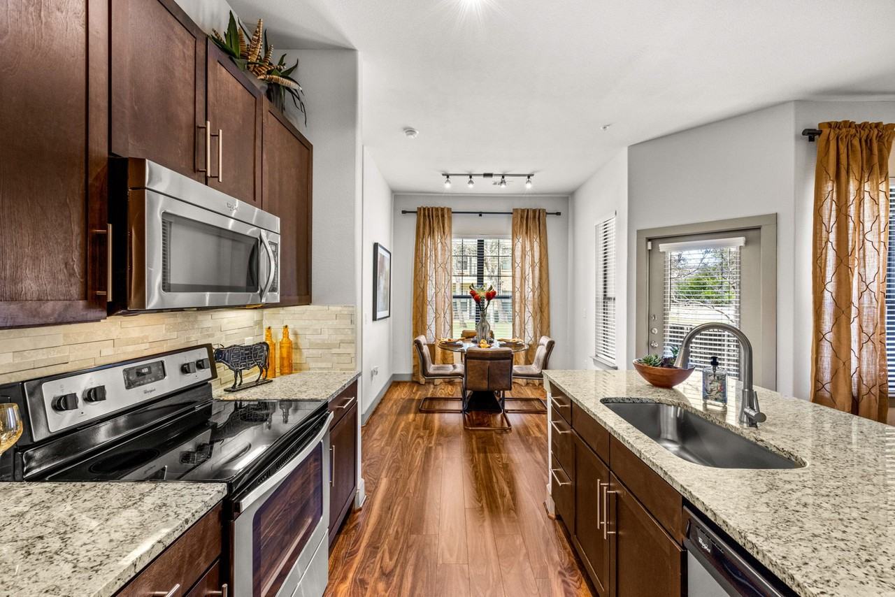 The Royce at 8100 - Photo 4 of 40