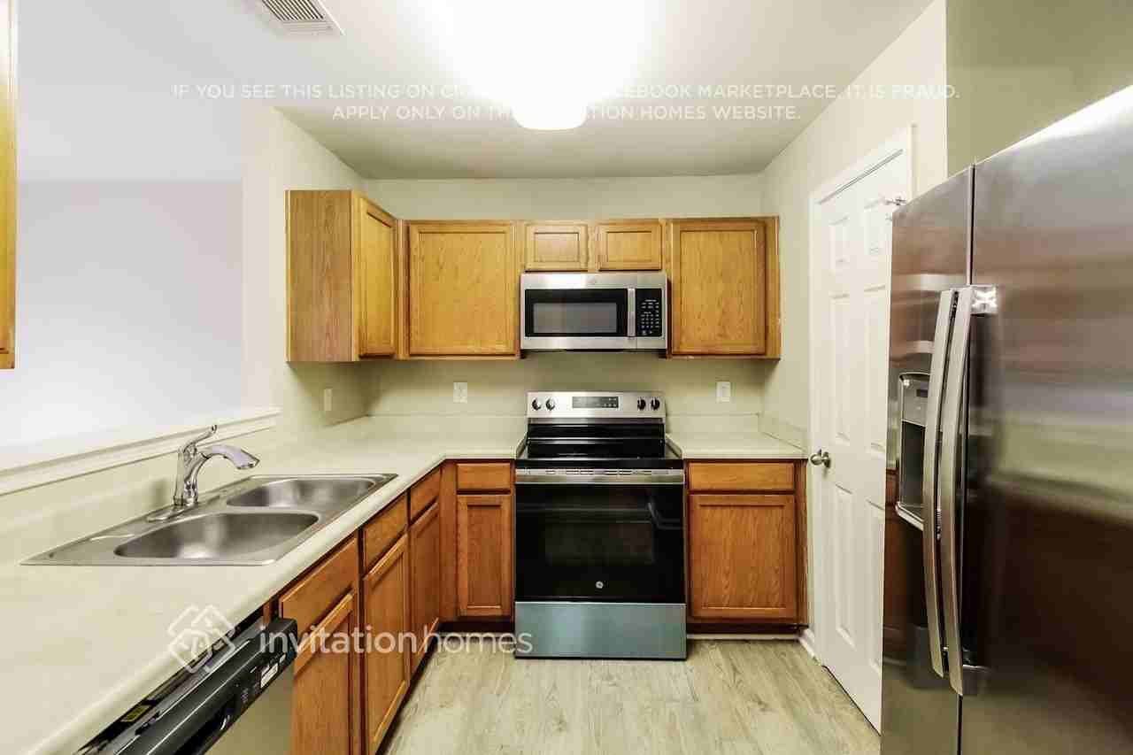 2860 Englewood Dr - Photo 4 of 16