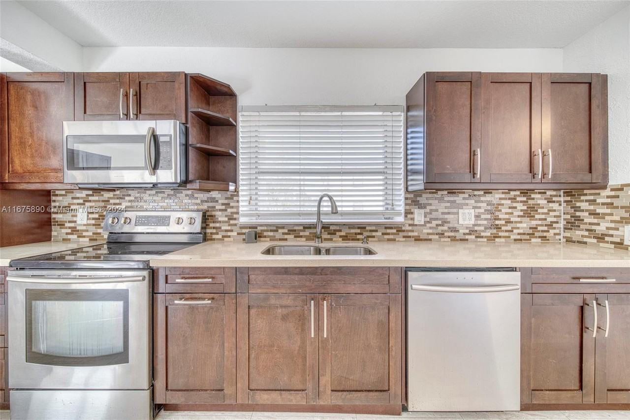 4136 Sw 14th St #NA - Photo 2 of 9