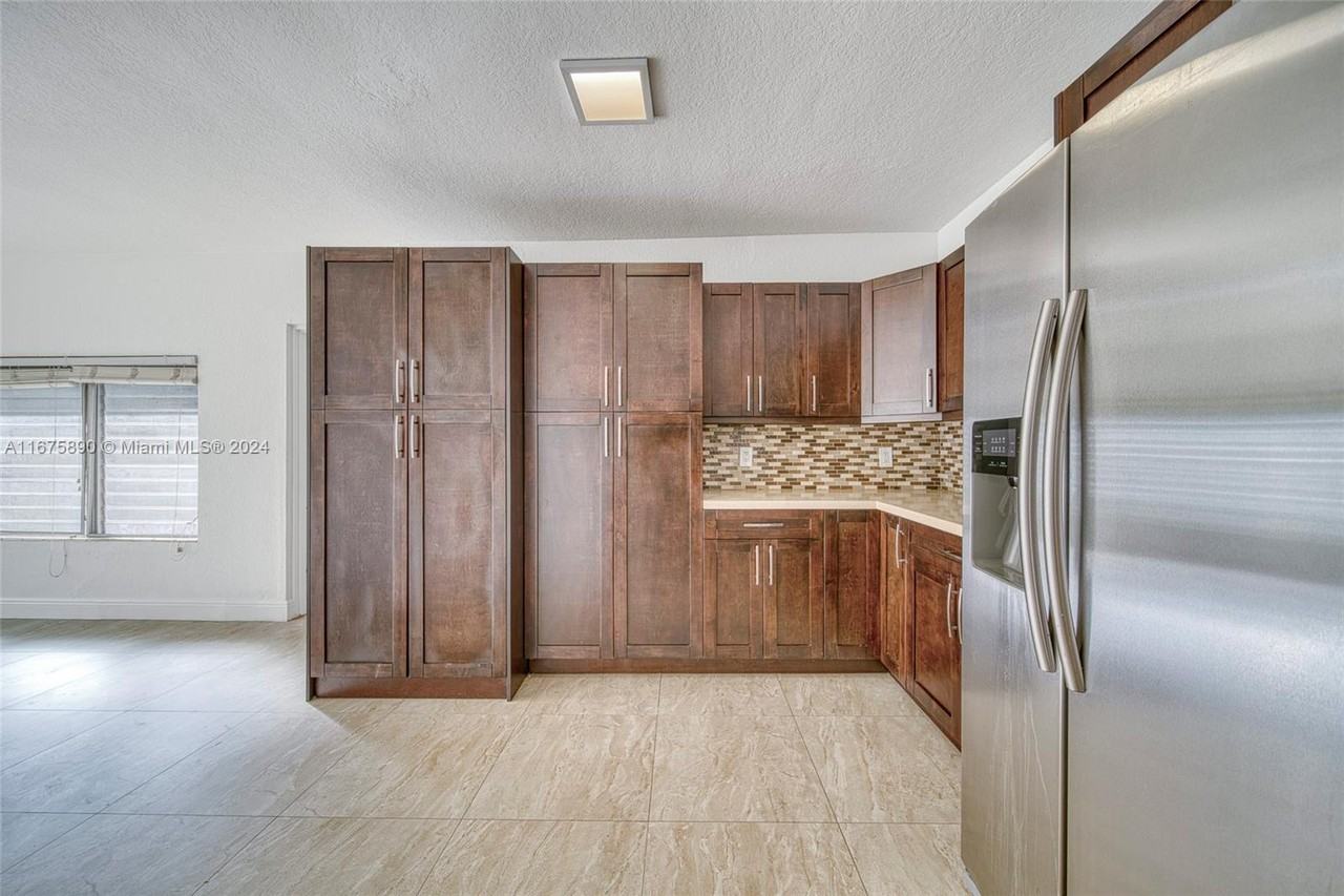 4136 Sw 14th St #NA - Photo 3 of 9