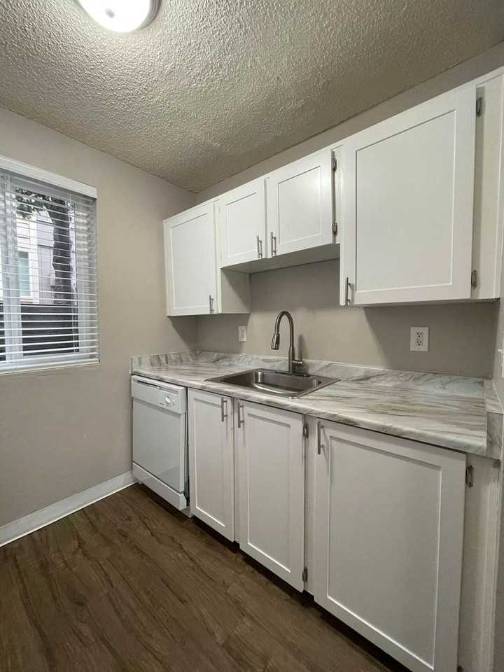 2Bedoom 1Bath --- - Photo 2 of 20
