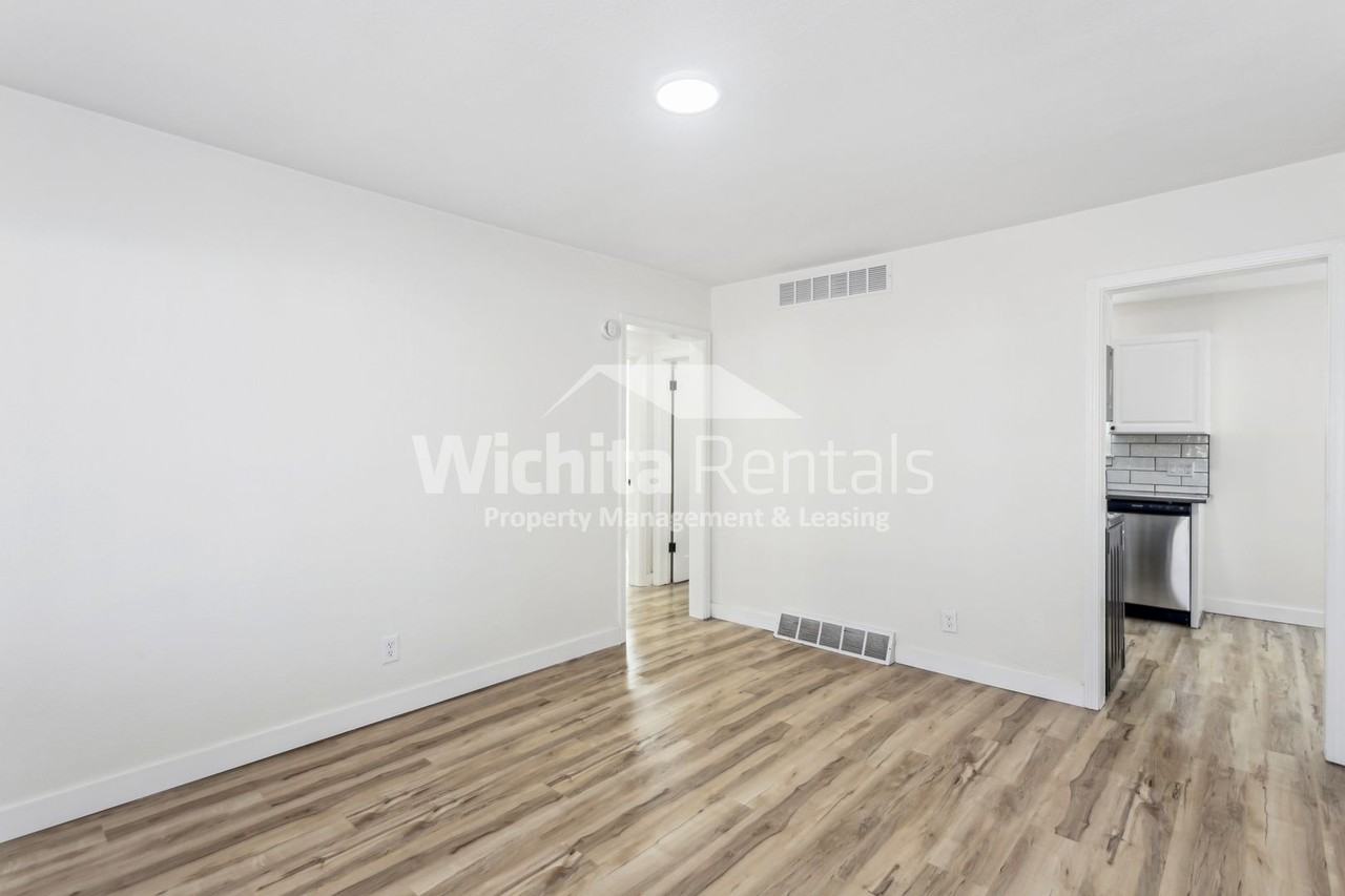 1819 N Litchfield St - Photo 2 of 14