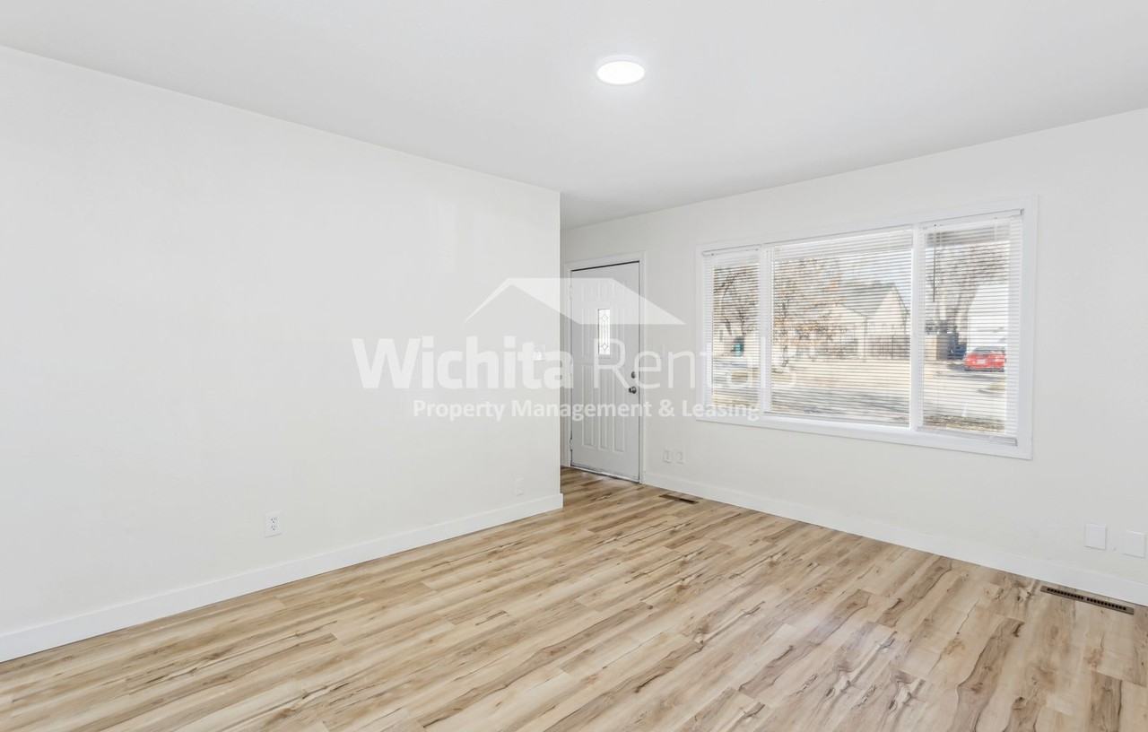 1819 N Litchfield St - Photo 3 of 14