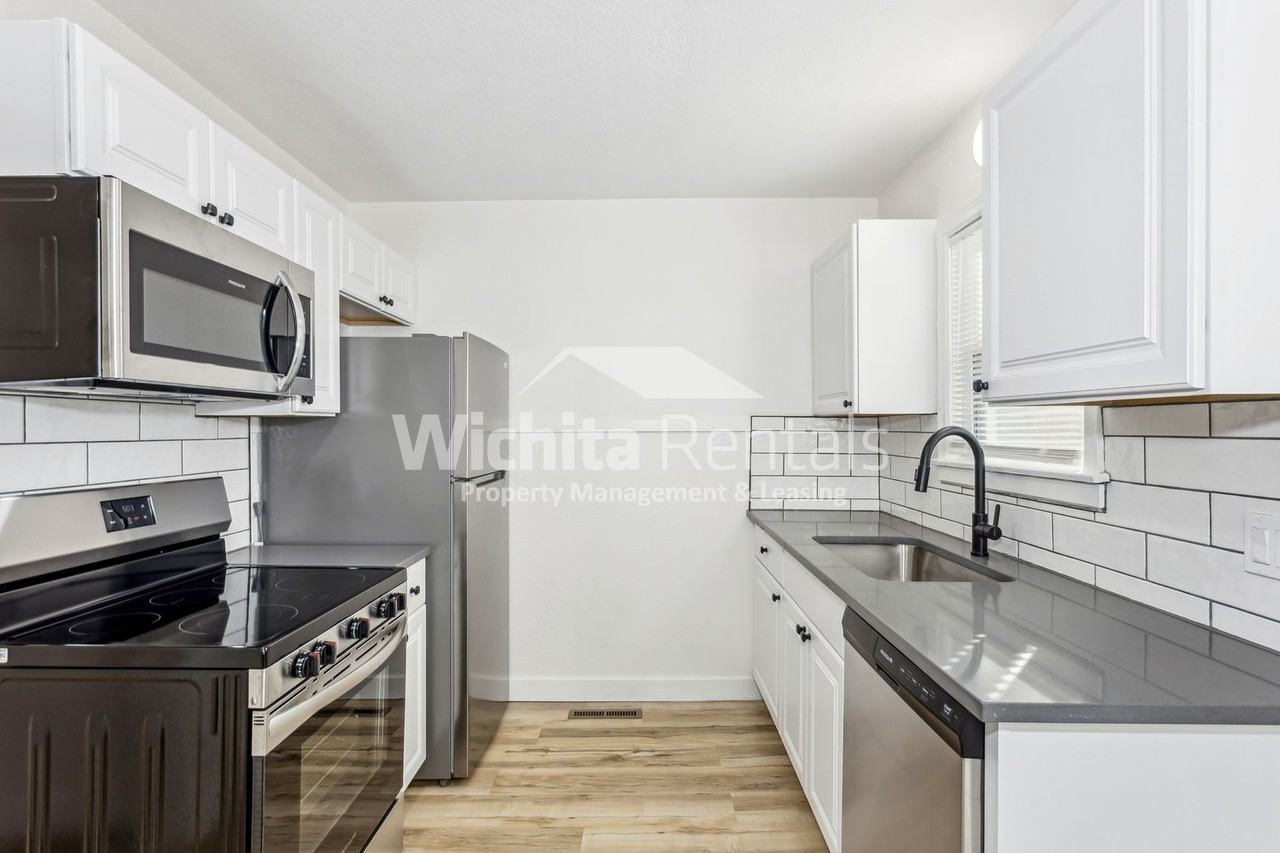 1819 N Litchfield St - Photo 4 of 14