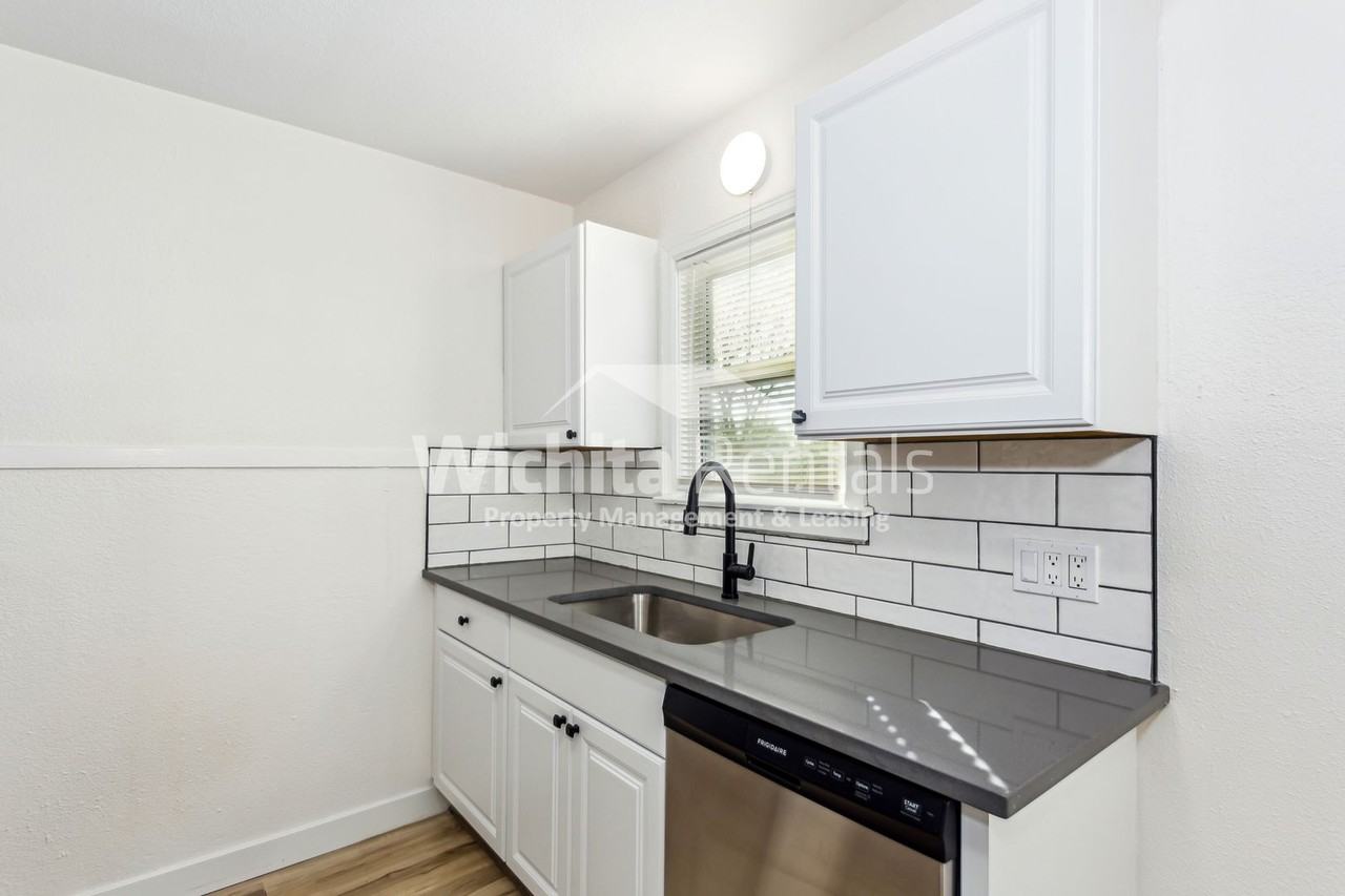 1819 N Litchfield St - Photo 5 of 14