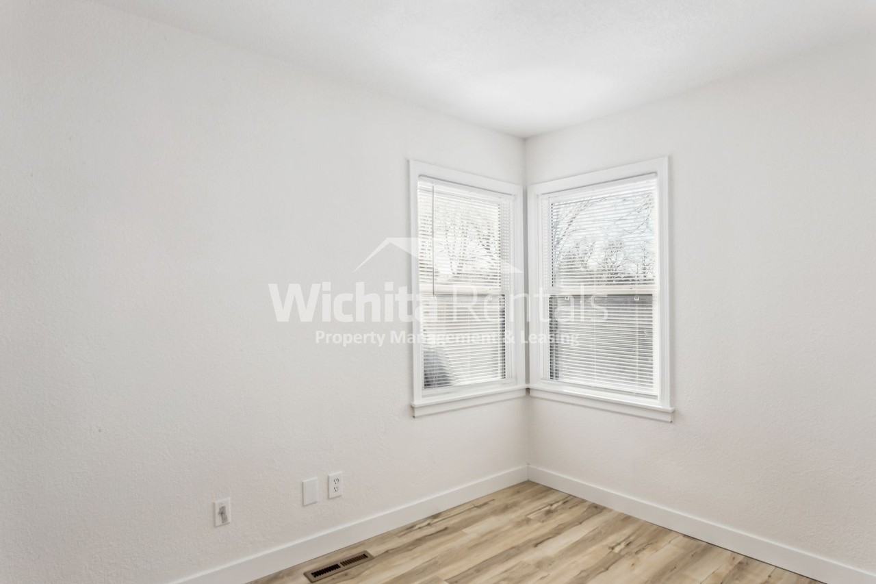 1819 N Litchfield St - Photo 7 of 14