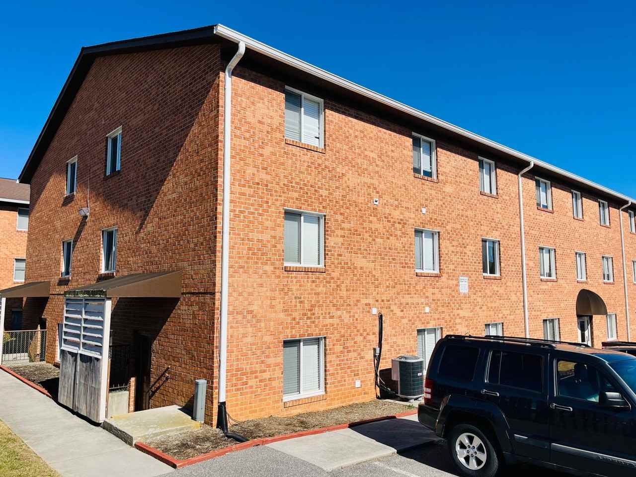 1011 Grove Ave - Photo 5 of 24