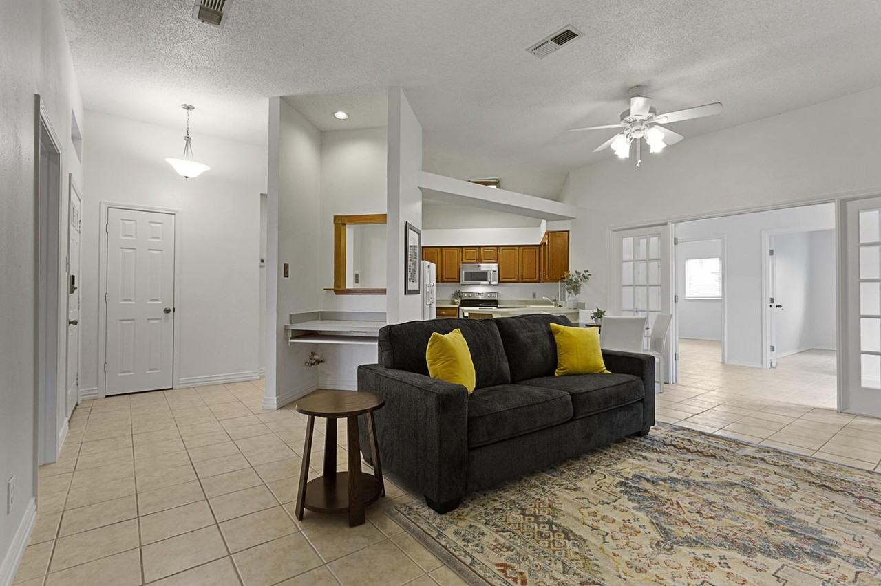 Stylish Fort Worth cul-de-sac home near Cobb Park - Photo 4 of 17