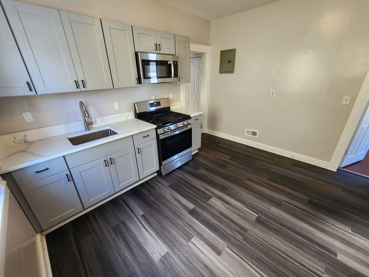 137 Washington Street - Photo 3 of 36