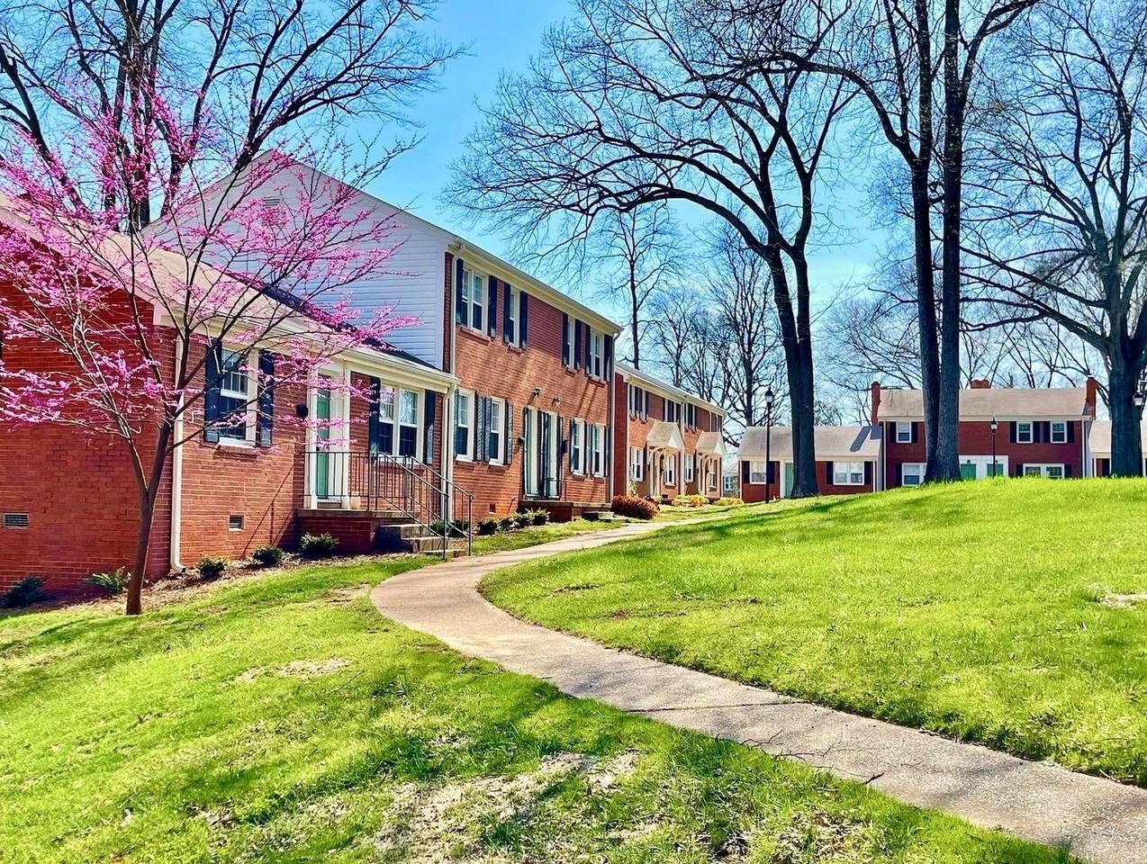 Latham Park Manor - Photo 7 of 50