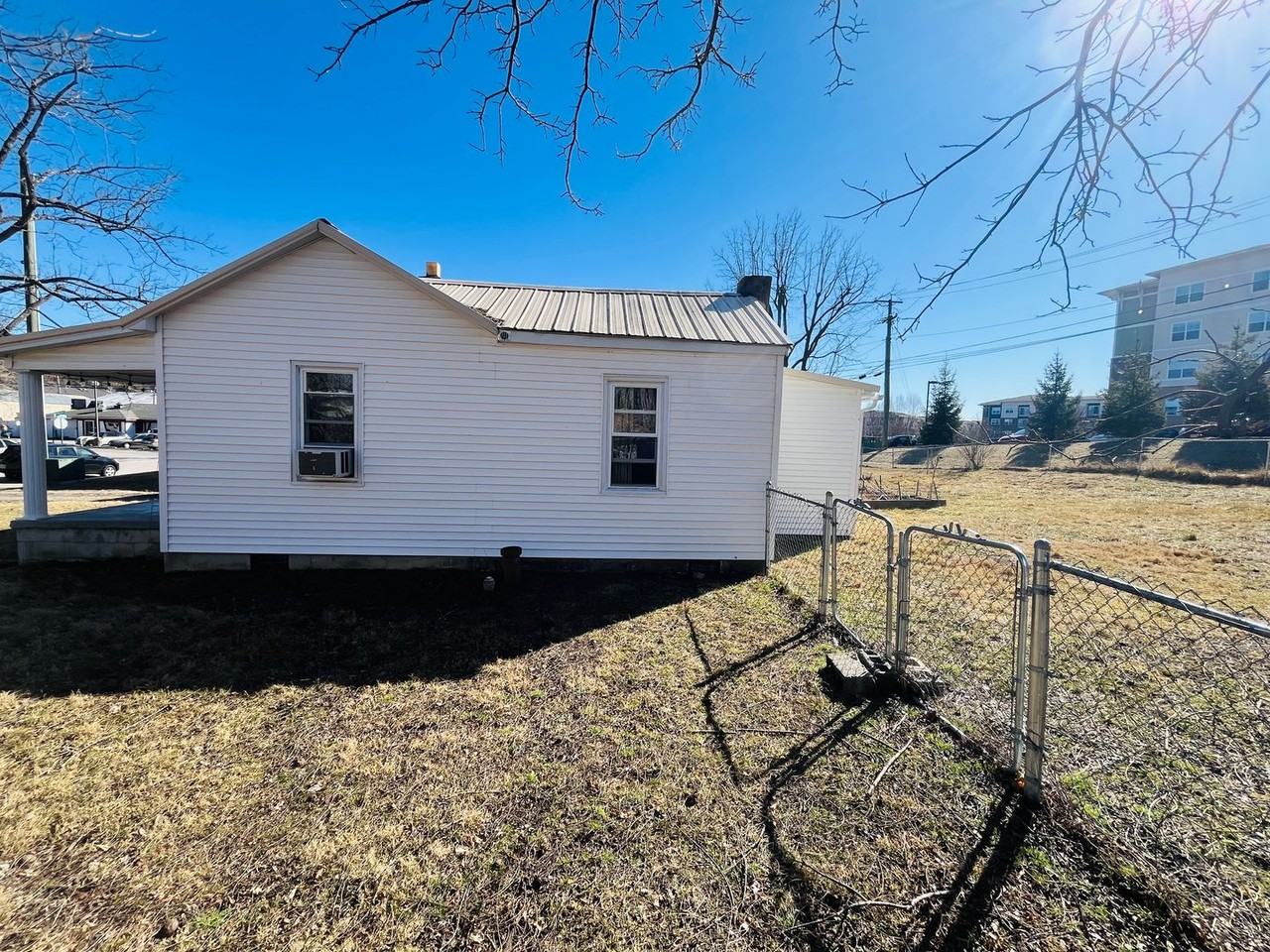 903 Kabrich St - Photo 2 of 2