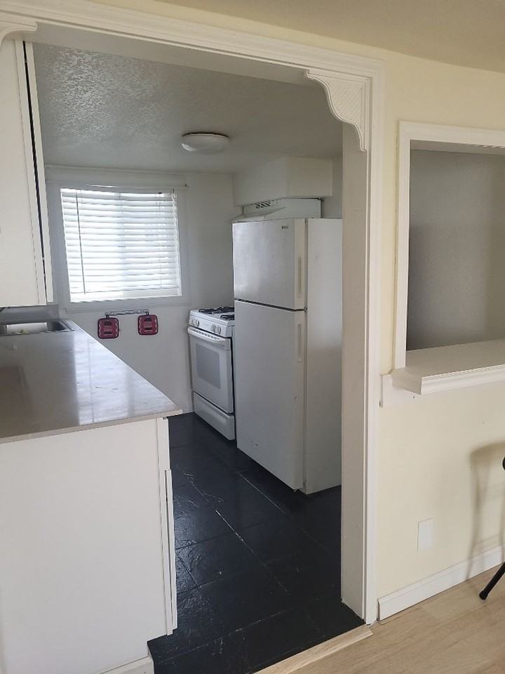 747 Willow St - Photo 4 of 9