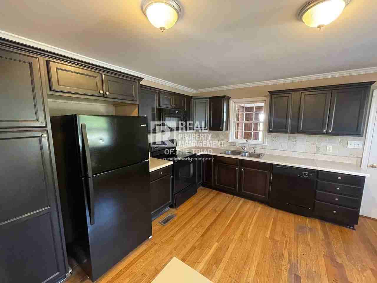 808 Elizabethan Dr - Photo 3 of 17