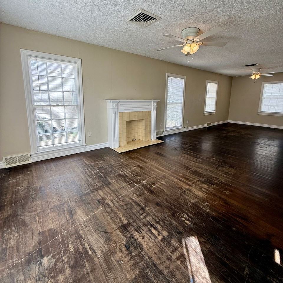 2422 30th St - Photo 2 of 20