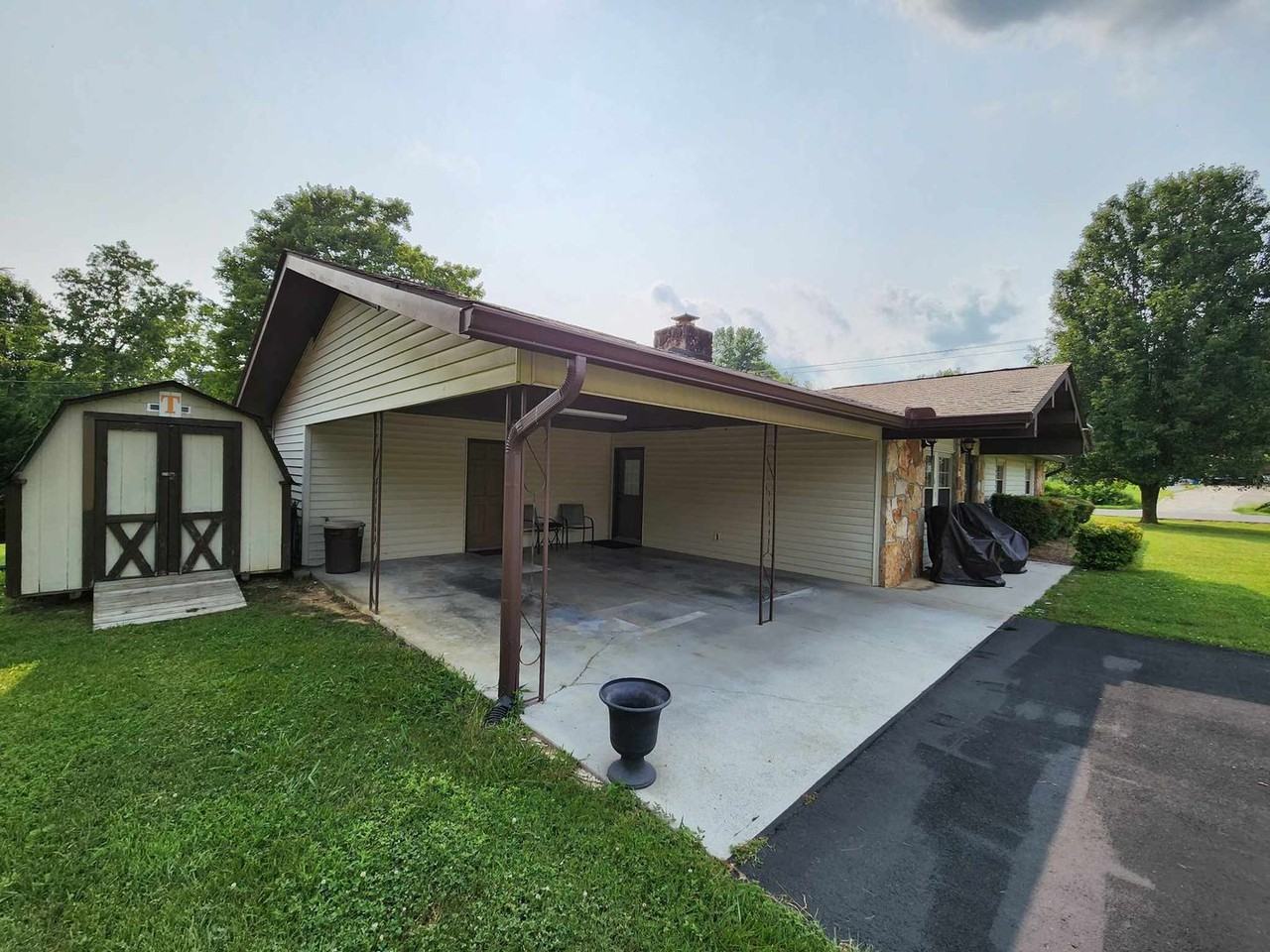 615 Kings Row - Photo 2 of 21