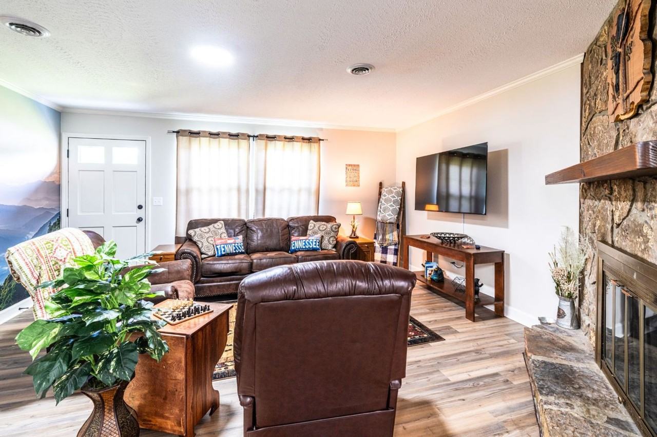 615 Kings Row - Photo 5 of 21