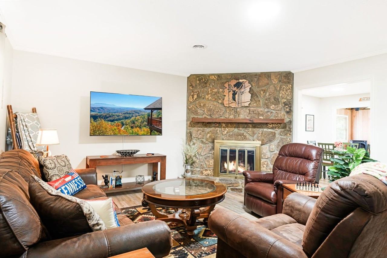 615 Kings Row - Photo 7 of 21