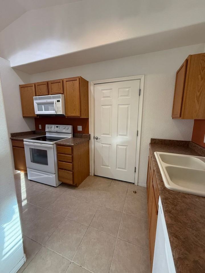 751 Skyview Ln - Photo 6 of 17