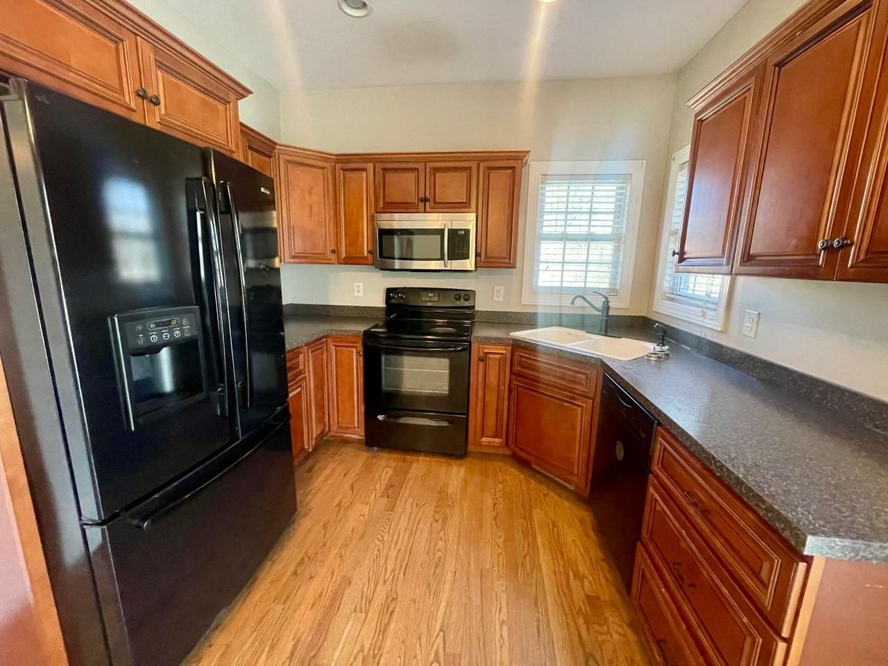 728 Sherman Dr - Photo 3 of 19